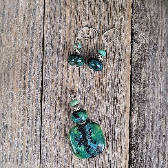 Jewelry natural stone pendant and earrings set. - Picture 1 of 5